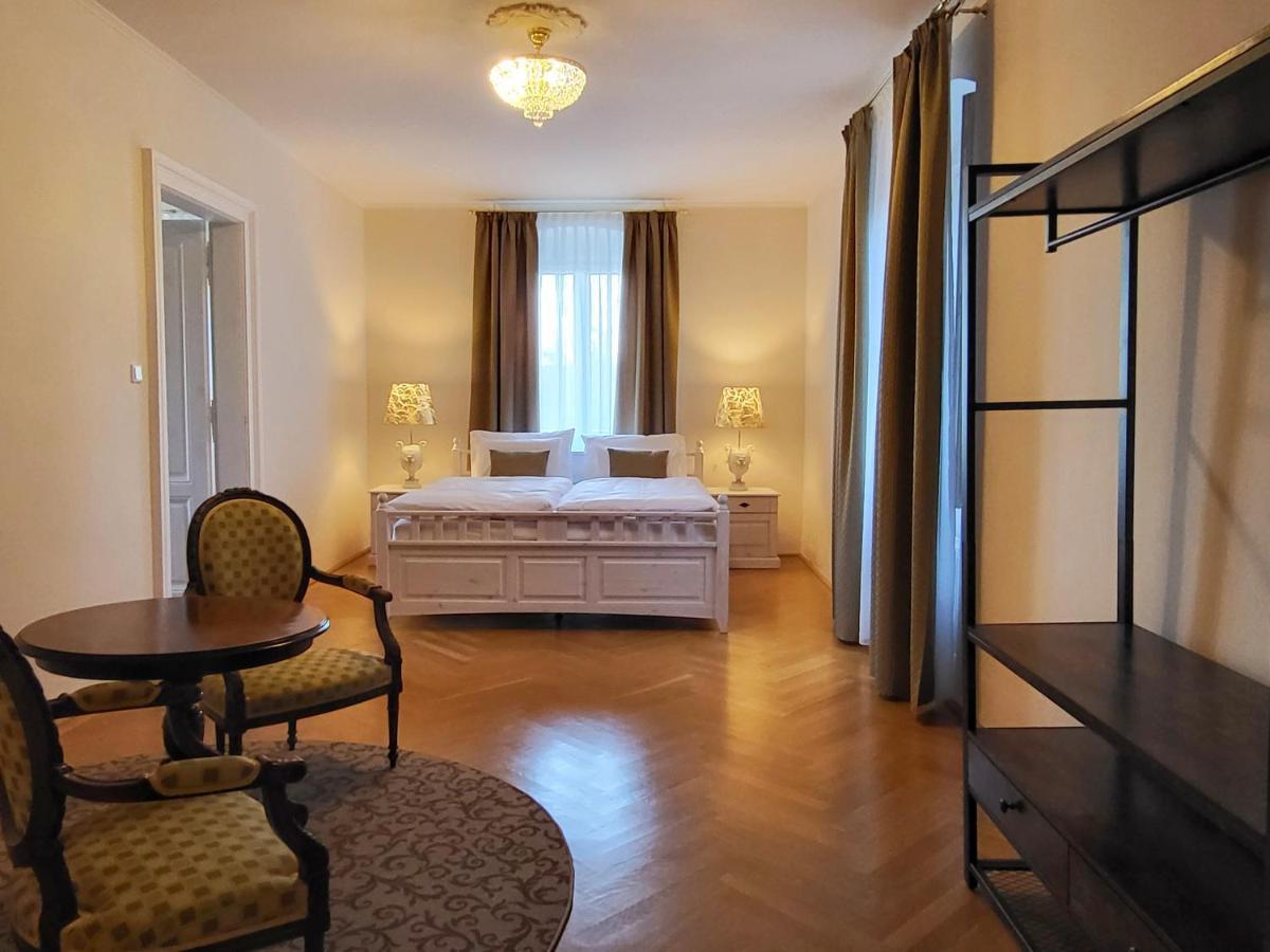 Bed and Breakfast Palais Kneissl  Burgau Exterior foto