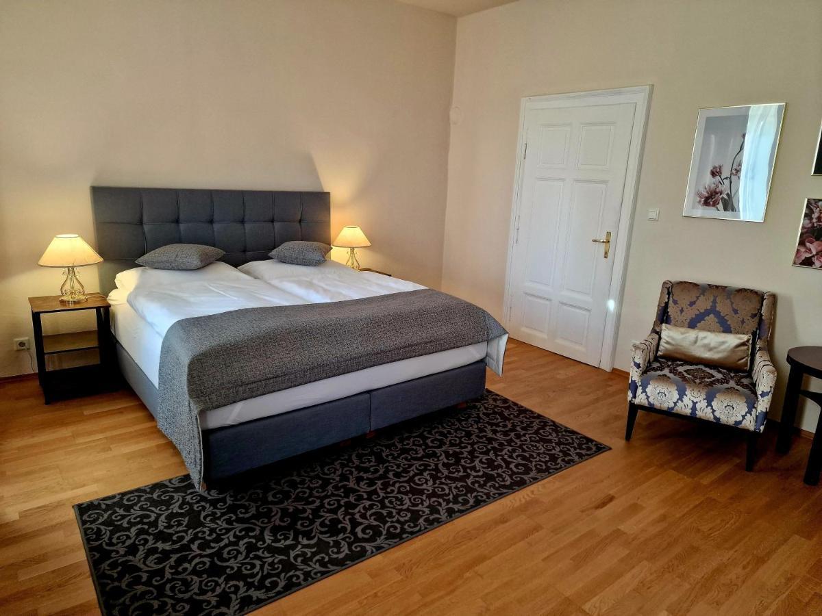 Bed and Breakfast Palais Kneissl  Burgau Exterior foto